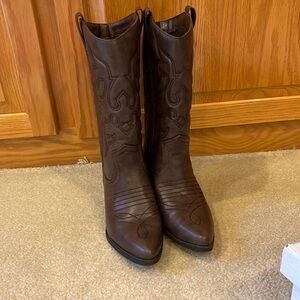 Soda brand, Size 8.5, brown cowgirl boots, like new condition- only worn once